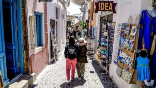 «Καμπανάκι» από ΤτΕ για τον τουρισμό - Μειώνεται η μέση δαπάνη των ταξιδιωτών στην Ελλάδα