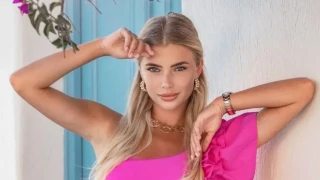 Ντάρια Μπόνταρ: Διακοπές στη Σαντορίνη για την πιο όμορφη αθλητικογράφο της Ουκρανίας