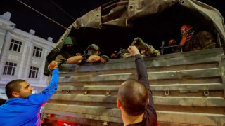 Wagner: Η στιγμή που οι άνδρες της αποχωρούν από το Ροστόφ και οι Ρώσοι τους επευφημούν