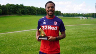 Επιβράβευση για τον Άκπομ: Παρέλαβε το χρυσό παπούτσι ο πρώην επιθετικός του ΠΑΟΚ