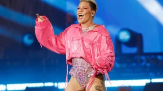 Pink: Η αμήχανη στιγμή σε συναυλία που θαυμαστής τής πέτα τις στάχτες της μητέρας του