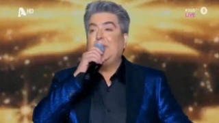 Ο Σώτης Βολάνης τραγουδάει acapella και χωρίς μπλούζα στην παραλία