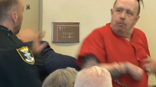 Δολοφόνος 11χρονης χτυπά τον δικηγόρο του στο δικαστήριο λίγο πριν καταδικαστεί εις θάνατον (vid)