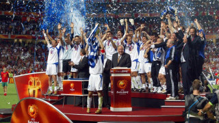 Ο ανεπανάληπτος θρίαμβος του ελληνικού ποδοσφαίρου κι η... πεταμένη στα σκουπίδια ευκαιρία αξιοποίησής του