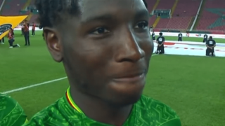 Ποδοσφαιριστής του Μάλι άρχισε να... γελάει την ώρα του εθνικού ύμνου της χώρας του (vid)