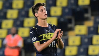 Ο Αρντά Γκιουλέρ σκούπιζε τα δάκρυα της μητέρας του στην παρουσίαση του από τη Ρεάλ