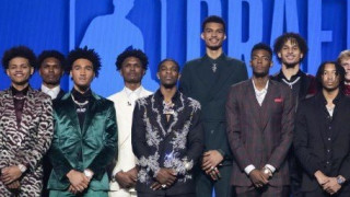 Τα νέα αστέρια του ΝΒΑ σχολιάζουν παιδικές φωτογραφίες τους (vid)