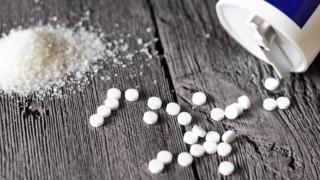 Ασπαρτάμη: Οι λόγοι που ο ΠΟΥ τη θεωρεί καρκινογόνα ουσία-Διευκρινίσεις του ΕΦΕΤ