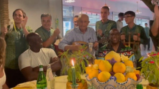 Μάικλ Τζόρνταν και Μάτζικ Τζόνσον δίνουν ρεσιτάλ, τραγουδώντας το "Volaré"