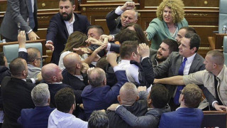 Κόσοβο: Άγριο ξύλο στη Βουλή (vid)