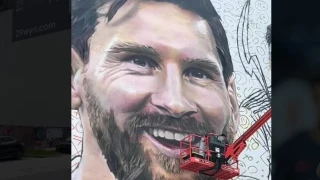 Ανέβηκε στον γερανό για χάρη του Μέσι ο Μπέκαμ- Έβαλε την... πινελιά του σε τοιχογραφία του Αργεντίνου