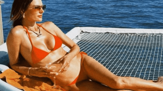 Η Αλεσάντρα Αμπρόσιο «τρελαίνει» με πορτοκαλί στρινγκ μπικίνι (pics)