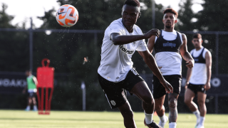 Αγαπημένη συνήθεια του Σαμάτα  να μελετά παιχνίδια κορυφαίων φορ