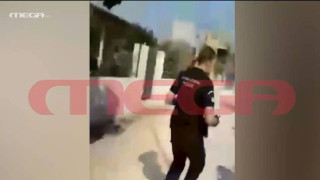 Φωτιά στον Κουβαρά-Ντοκουμέντο: Δραματικός απεγκλωβισμός ζευγαριού ηλικιωμένων από το φλεγόμενο σπίτι τους (vid)