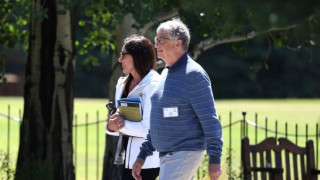 Μπιλ Γκέιτς: Εμφάνιση με τη νέα σύντροφό του στην «κατασκήνωση δισεκατομμυριούχων» (vid)