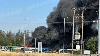 Φωτιά ξέσπασε στον κόμβο Πλατυκάμπου στη Λάρισα - Καίγονται σταθμευμένα λεωφορεία