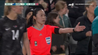 Παγκόσμιο Κύπελλο Γυναικών: Η διαιτητής ανακοίνωσε πέναλτι μέσω... μικροφώνου!