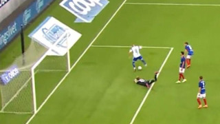 Ποδοσφαιριστής έβγαλε selfie με κινητό που πέταξε αντίπαλος οπαδός στο ντέρμπι Στεάουα-Ντιναμό!