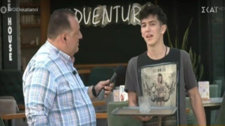 Δημοσιογράφος του ΣΚΑΙ έριξε κατά λάθος το δίσκο του σερβιτόρου και άκουσε «καρακαμπίλα» και «λιβακοθκαμε» (vid)