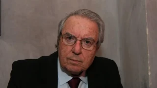 «Πιλοτίνα», «χημικίνα», «φιλολογίνα»: Είναι σωστές οι καταλήξεις; Ο Μπαμπινιώτης ξεκαθαρίζει