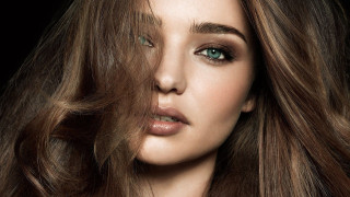 Η Μιράντα Κερ μόνο με τα κοσμήματα της  (pics)