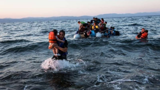 Πασίγνωστη σταρ του Χόλυγουντ είναι στη Λέσβο δίπλα στους πρόσφυγες
