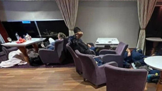 Εικόνες ντροπής: Πυροσβέστες στο πάτωμα πλοίου κατά την επιστροφή τους από τη Ρόδο