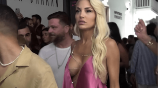 Αναστάτωσε τη Μύκονο η Παναγιώταρου- Μια αλυσίδα...στρας κρατούσε το ντεκολτέ της