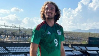 Άρχισαν τα δώρα για τον Τσιτσιπά: Στα «πράσινα» με φανέλα του Μεξικό