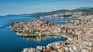 Καβάλα: Έφυγε στη Βουλγαρία ο 35χρονος που κατέβασε την ελληνική σημαία αλλά συνελήφθη εκεί και... επέστρεψε!