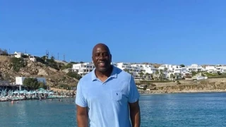 Ο Μάτζικ Τζόνσον απολαμβάνει τη Σαντορίνη