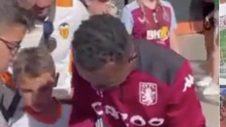 Πέρασαν οπαδό της Άστον Βίλα για παίκτη της και υπέγραφε αυτόγραφα! (Vid)