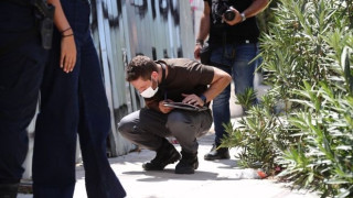 Νέα Φιλαδέλφεια: Καταγγελία φωτορεπόρτερ - Έψαχναν για στοιχεία στη γέφυρα που πριν λίγη ώρα έπλεναν με πιεστικό