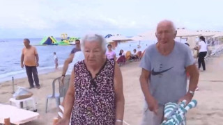 Χαλκιδική: Συνεργεία του δήμου ξήλωσαν ομπρέλες σε ελεύθερο χώρο από λουόμενους