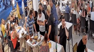 Ζάκυνθος: Σερβιτόρος έσωσε γυναίκα από πνιγμό με λαβή Χάιμλιχ