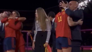 Προέδρος ισπανικής ομοσπονδίας για το φιλί στην Ερμόσο: «Ήταν λάθος, ήταν χωρίς κακή πρόθεση»