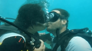 Συνεχίζονται οι υποβρύχιοι γάμοι στην Αλόννησο- Αντάλλαξαν όρκους αιώνιας πίστης και αγάπης