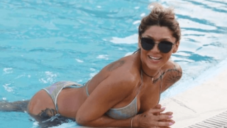 Αγγελική Ηλιάδη: Κυκλοφορεί ολημερίς με το...μαγιό- Οι σέξι πόζες στον καθρέφτη