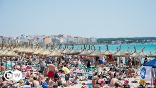 Διώχνουν τους τουρίστες από τη Μαγιόρκα με ταμπέλες για... «επικίνδυνες τσούχτρες»