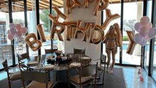 Και η Κλαούντια Σίφερ «ψηφίζει» Ελλάδα: «Γιορτάζοντας σε ελληνικό...παράδεισο»