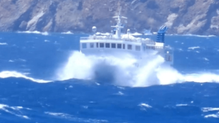 O θρυλικός «Σκοπελίτης» δίνει μάχη με τα κύματα έξω από τη Νάξο