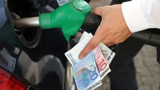 Fuel Pass: Ποιοι δικαιούχοι θα πληρωθούν τη Μ. Εβδομάδα και ποιοι μετά το Πάσχα