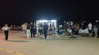 Ατελείωτη ουρά για δωρεάν λουκουμάδες στη Νέα Παραλία