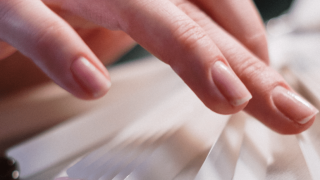 Τι δείχνει για την υγεία μας: Το σημάδι στο νύχι που πρέπει να μας ανησυχεί