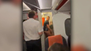Τους έπιασαν τσακωτούς να κάνουν σεξ στις τουαλέτες του αεροπλάνου!