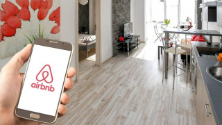 Τι αλλάζει στο Airbnb - Ποια καταλύματα θα πληρώνουν ΦΠΑ και τέλη από 1/1/2024
