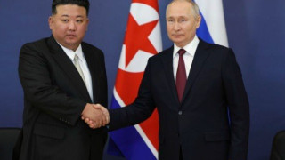 Η ασφάλεια του Κιμ Γιονγκ Ουν απολύμανε την καρέκλα πριν καθίσει με τον Πούτιν