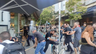 Ένταση σε πορεία στη Λάρισα, χημικά από την αστυνομία και απρόκλητη επίθεση κατά δημοσιογράφων (vid)