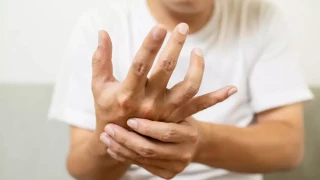 Τι μπορεί να σημαίνει αν ιδρώνουν συχνά οι παλάμες σας