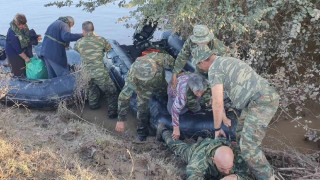 Ποιος είναι ο πεζοναύτης που έγινε «γέφυρα» για τους ηλικιωμένους πλημμυροπαθείς